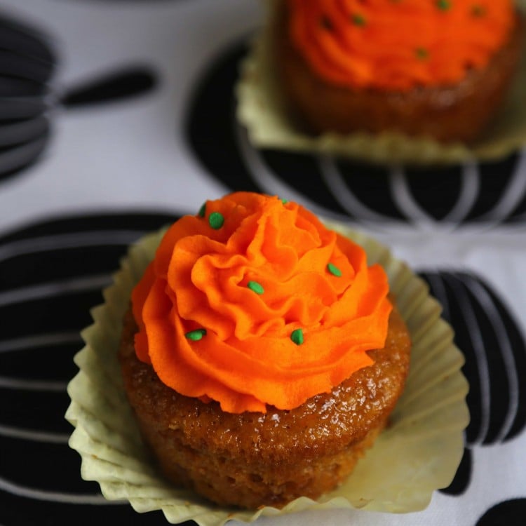 Bright pumpkin cupcakes that are perfect for halloween or just for autumn season