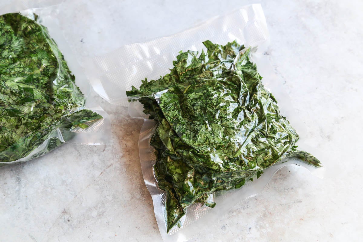 Vacuum sealing mallow jew leaves prior to freezing