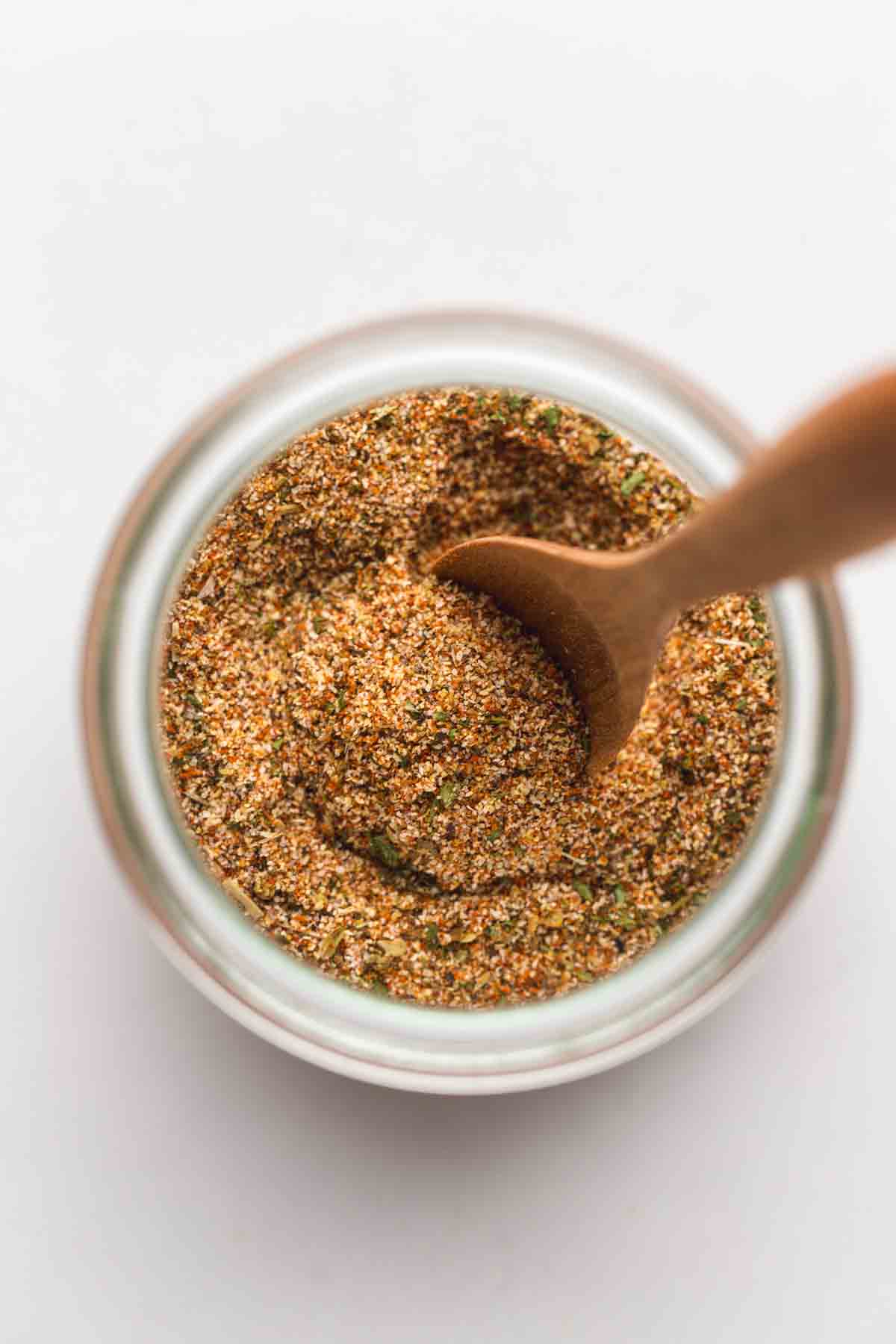 A Weck jar with seasoning and a wooden spoon