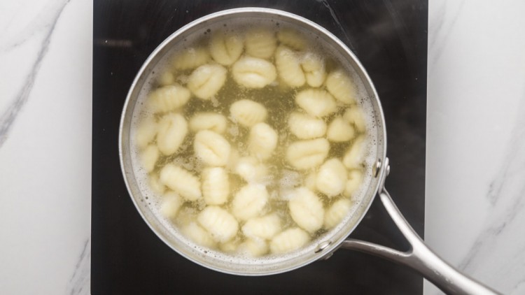 Cooking the gnocchi in a saucepan
