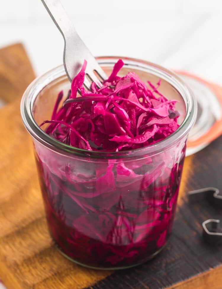 Taking pickled red cabbage for a Weck jar with a fork