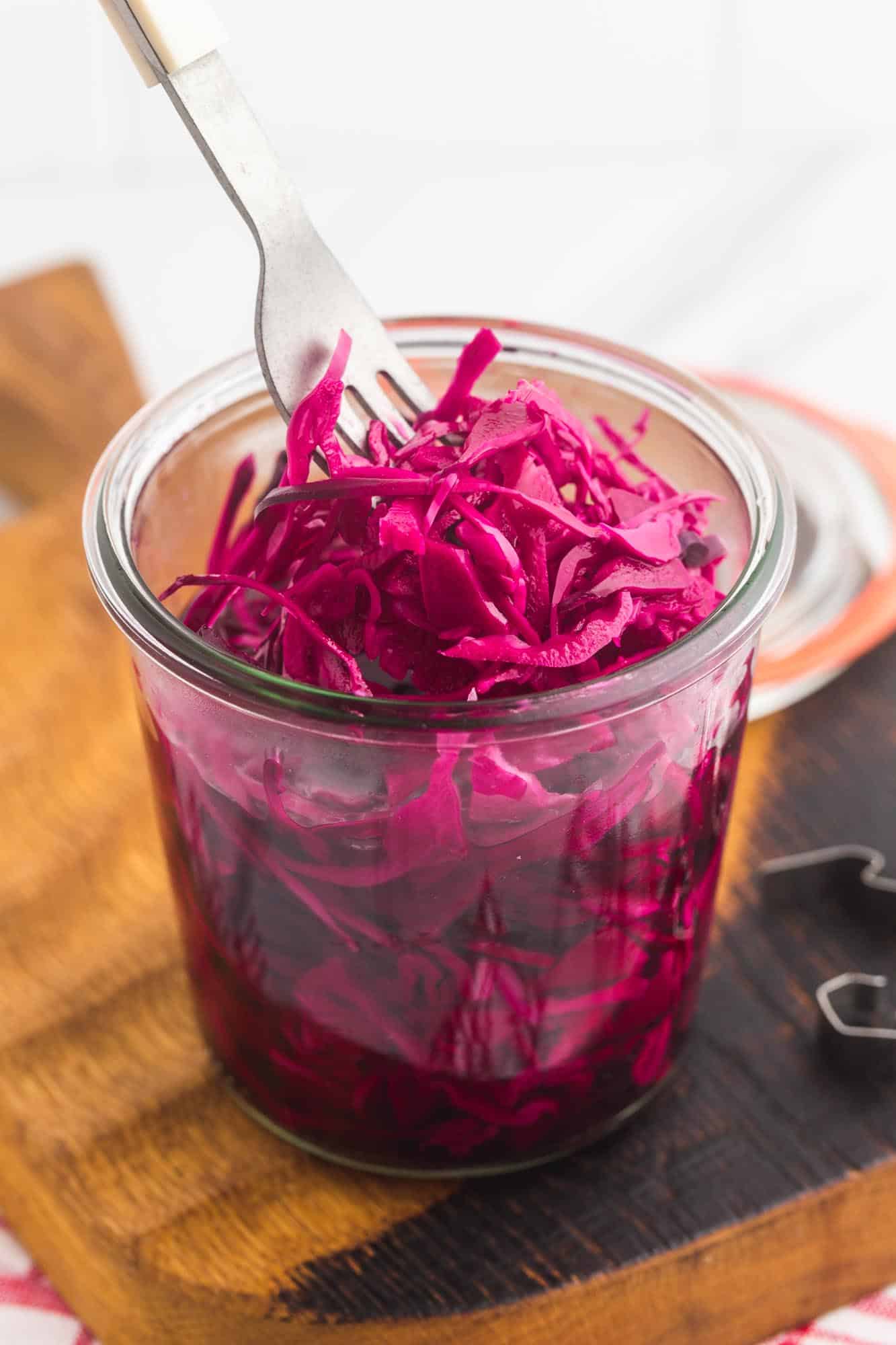 Taking pickled red cabbage for a Weck jar with a fork
