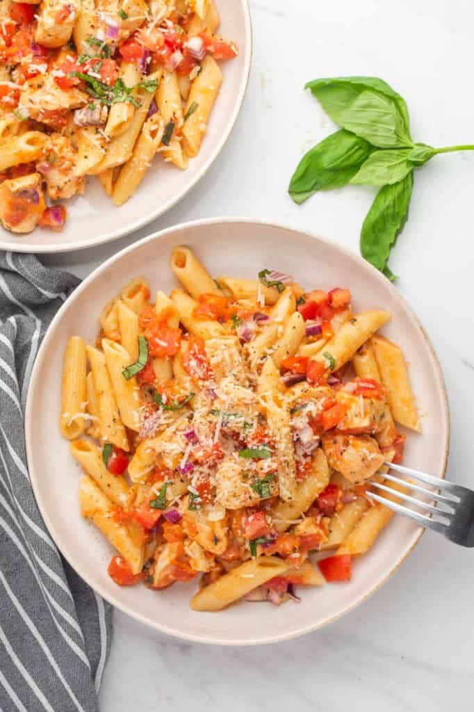 Instant Pot Bruschetta Chicken Pasta (Easy 30 Minute Dinner Idea!)