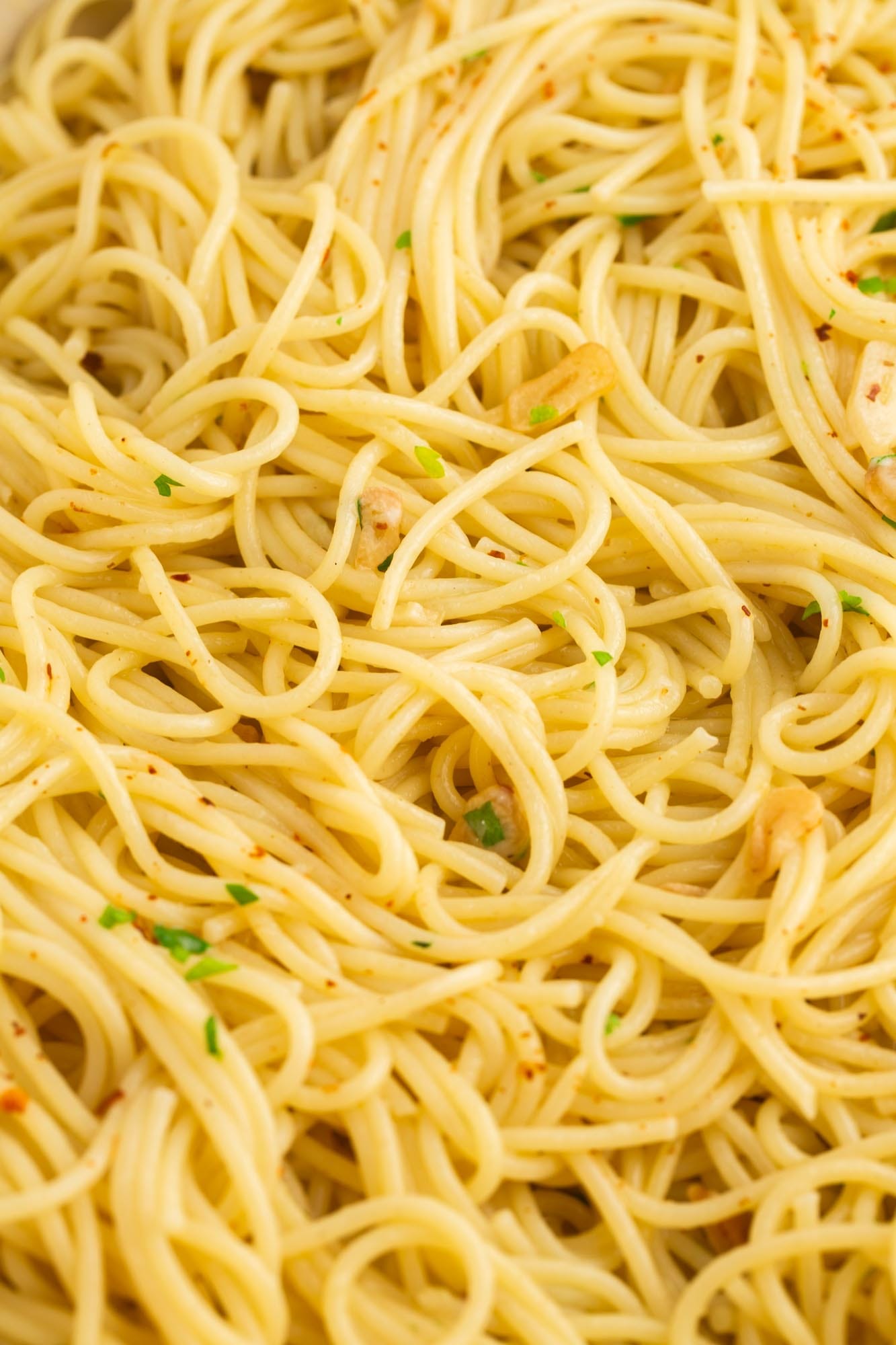 cloose up view of spaghetti aglio e olio