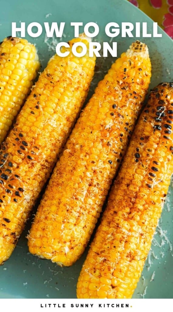 four ears of grilled corn on a green plate. Text says "How to Grill Corn"