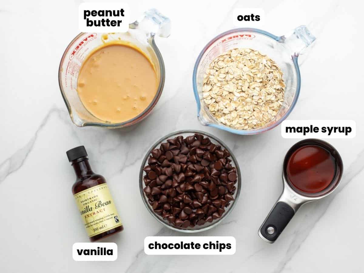 the 5 ingredients needed for no bake oatmeal bars with oats, chocolate chips and peanut butter