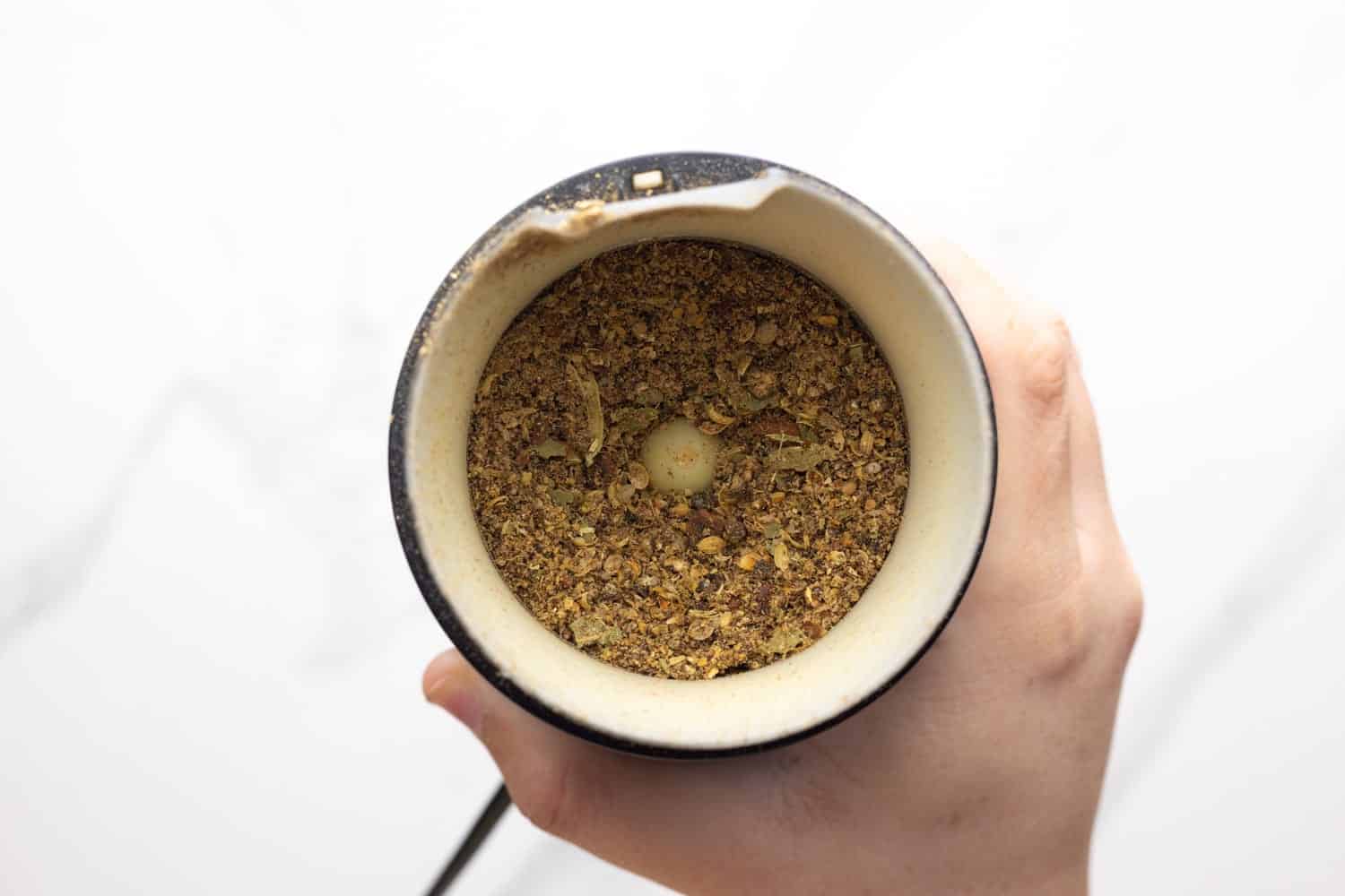 Grinding spices in a spice grinder