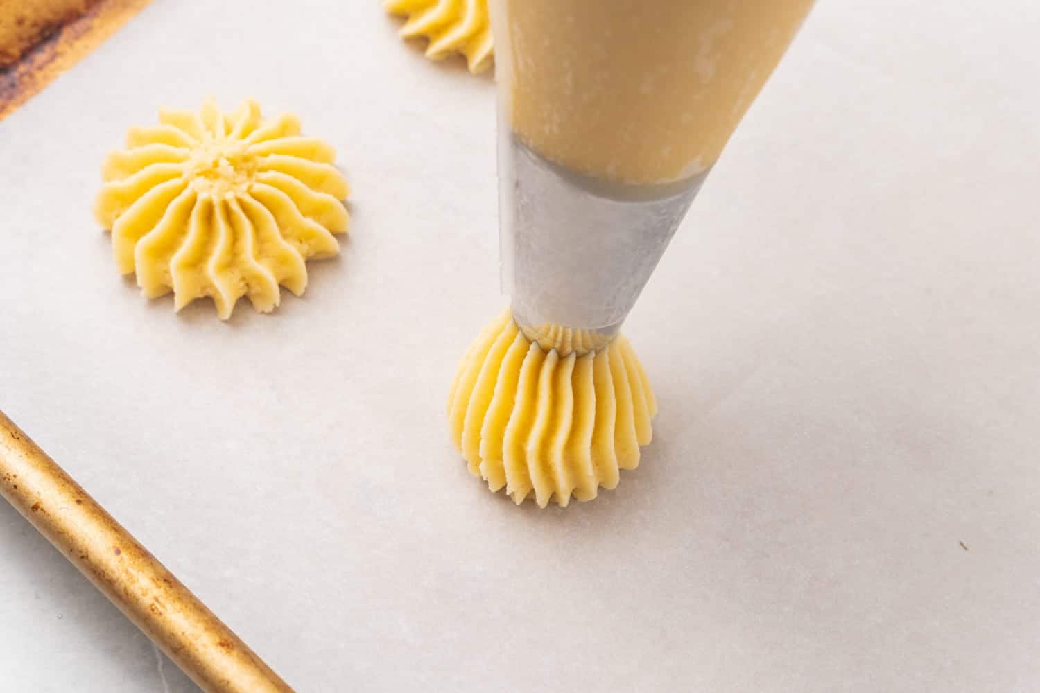 Image showing how to pipe italian butter cookies into circles