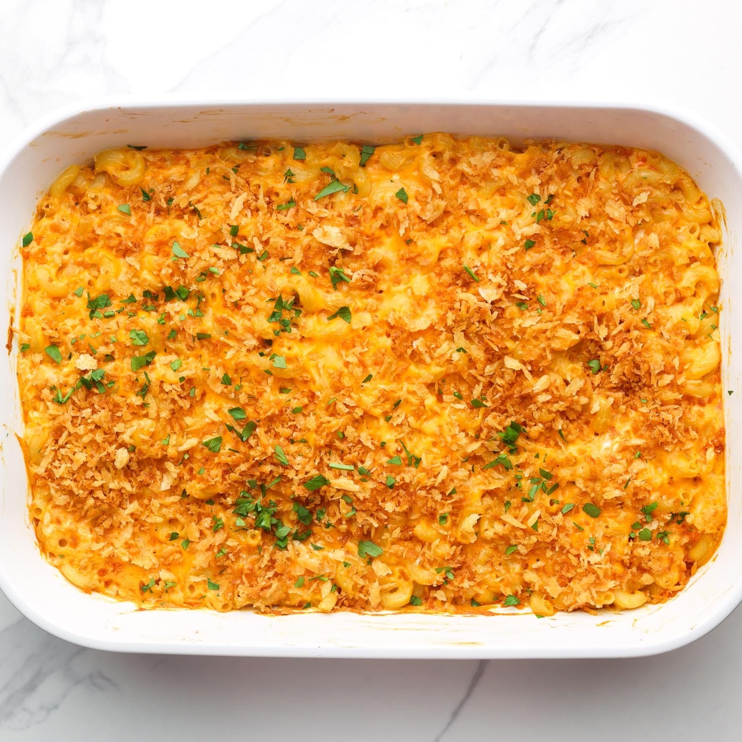 baked buffalo mac and cheese topped with breadcrumbs and chopped parsley.