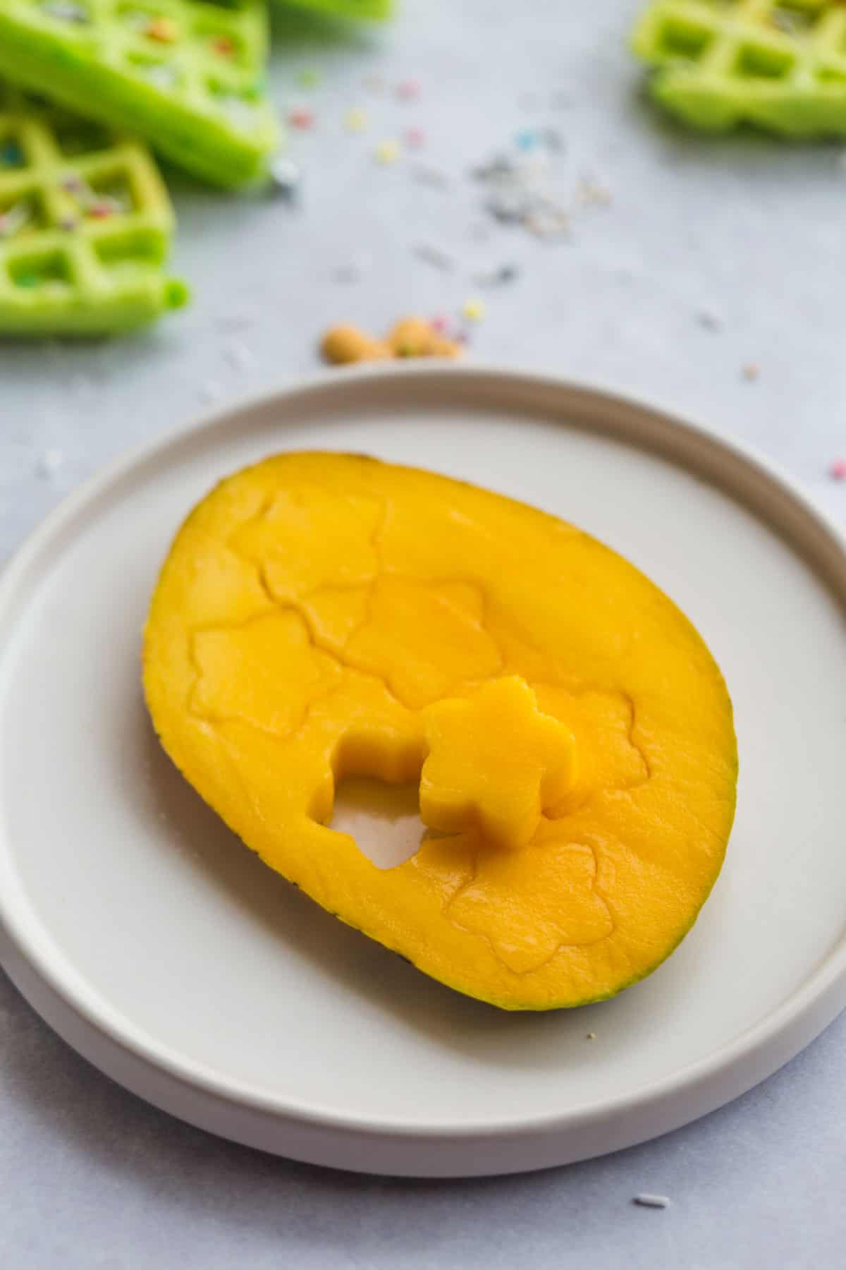 Cutting out stars from mango