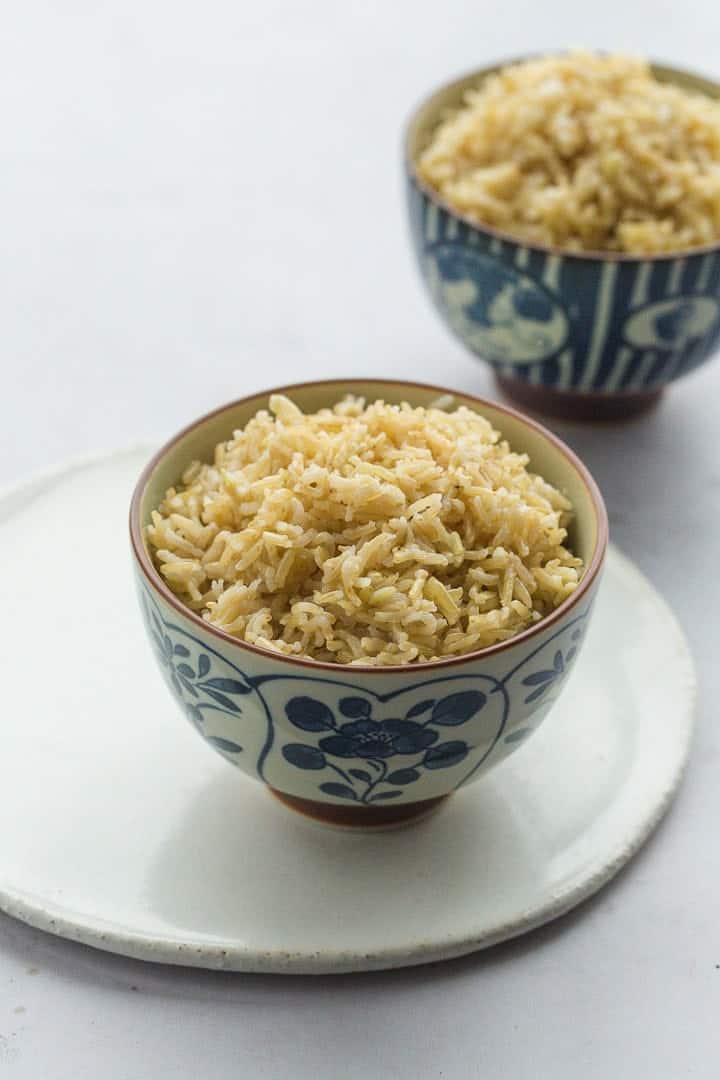 2 Japanese bowls with cooked brown rice